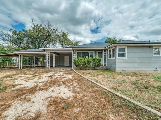 2705 Avenue I, Hondo, TX 78861