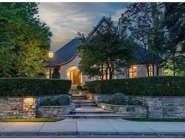 2700 Carleton Street Sw, Calgary, AB, T2T 3K9 house for sale.