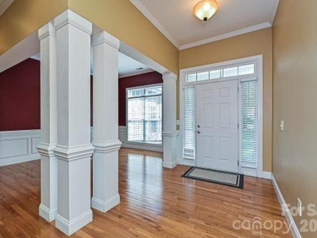 2715 Lakeview Circle