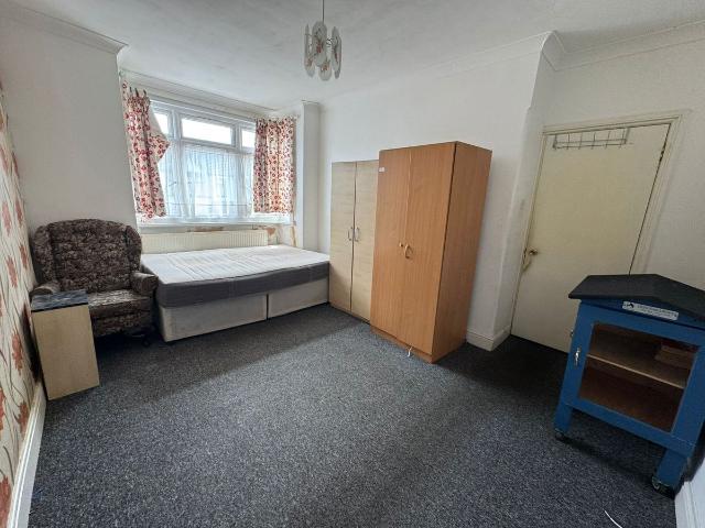 271 Kingston Road, Ilford IG1, 2 bed flat to rent, £1,750 pcm | PrimeLocation