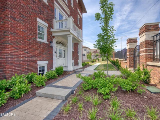 2724 E Magnolia Ave # 402
