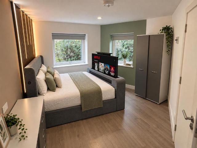 27/28 Academic Year 6 Bed En Suite. 1 bed in a house share to rent £845 pcm £195 pw