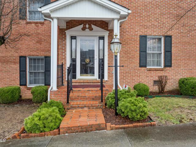 2734 East Oakland Avenue D33