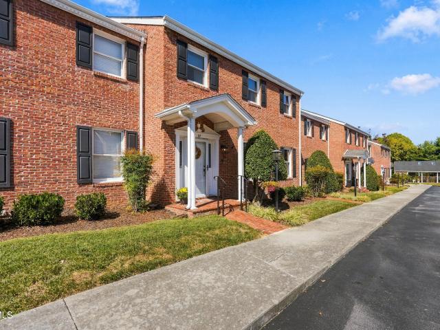 2734 East Oakland C27