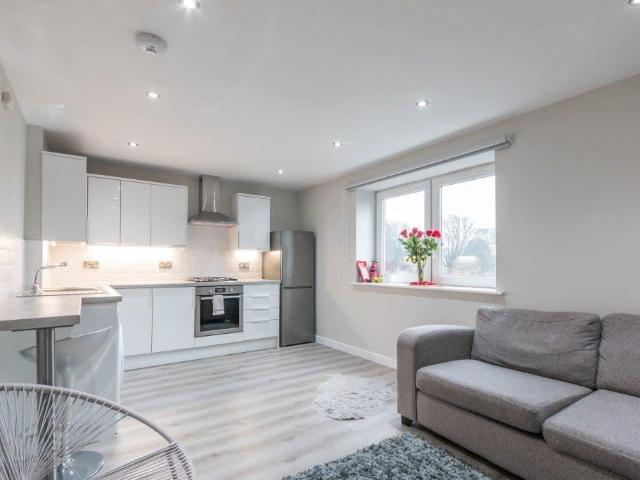 2761L North Pilrig Heights. 3 bed flat to rent £1,950 pcm £450 pw