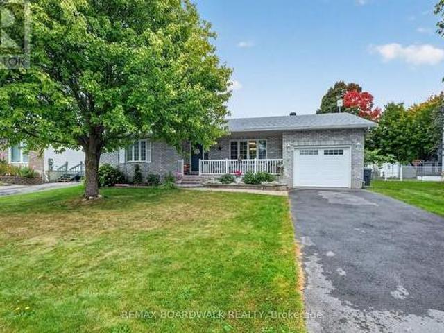 2762 Julie Street, Clarence Rockland, ON, K4K 1M2 house for sale | Listing ID X13846 | Royal LePage