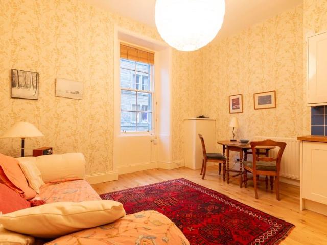 2770L Sciennes House Place. 2 bed flat to rent £1,525 pcm £352 pw