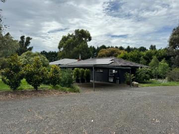 Romsey, Macedon Ranges, Victoria - Equipped kitchen