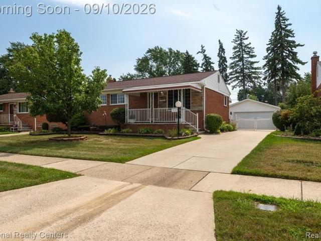 27923 Maplewood St, Garden City, MI 48135