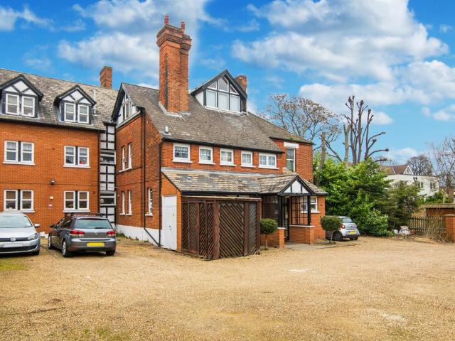 280 Kew Road, Kew Gardens, Surrey. 1 bed flat to rent £1,675 pcm £387 pw