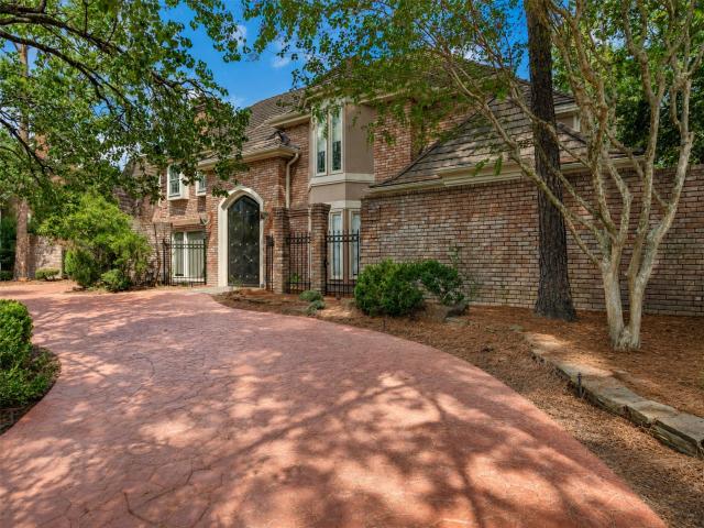 2819 Cedar Woods Place