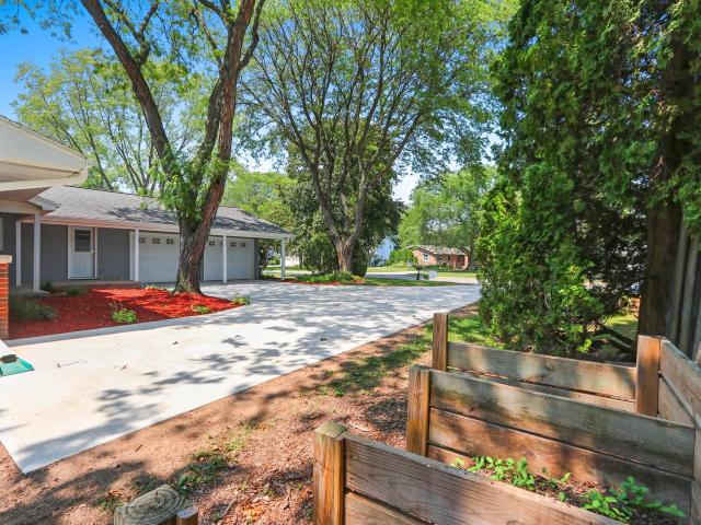 281 ROSELAWN Boulevard