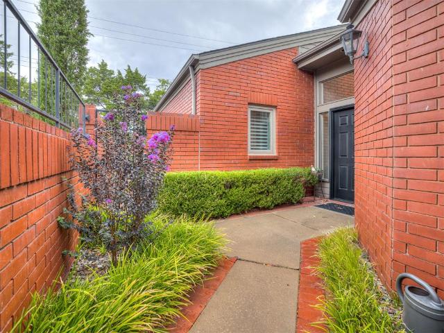 2825 NW Grand Boulevard # 21