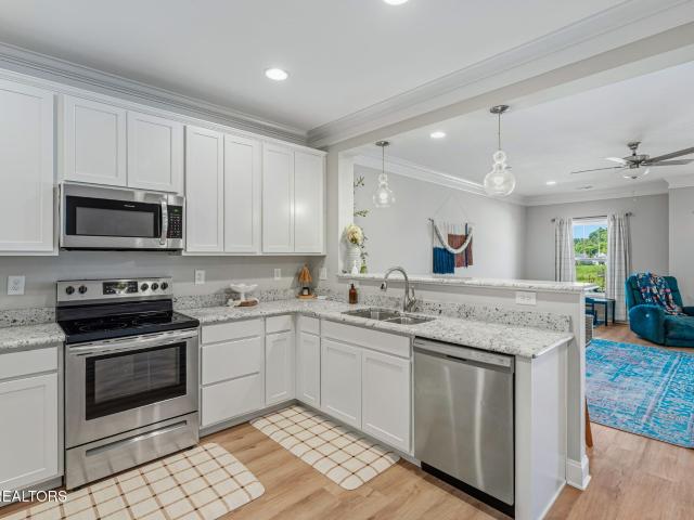 282 Broadberry Ave