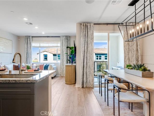 2857 E Amberley Privado