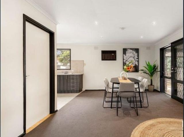 $285 per week Gas, Water, Internet, Gardening & Professional Cleaning Included