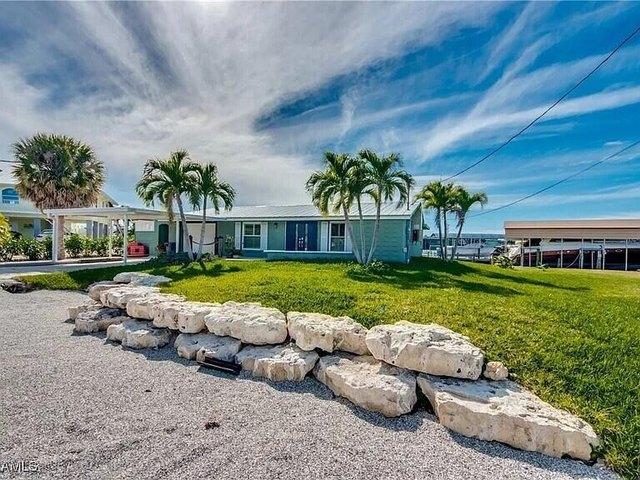 2891 Cussell Dr, Saint James City, FL 33956