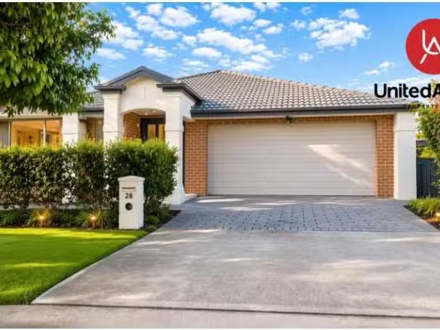 28 Tander Street, ORAN PARK House for rent Listed by Alessand.