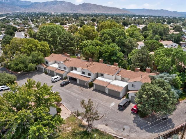 28 Westlake Drive NE