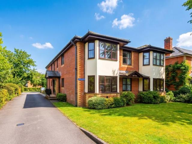 28 Claremont Avenue, Woking GU22 Studio to rent £1,050 pcm £242 pw