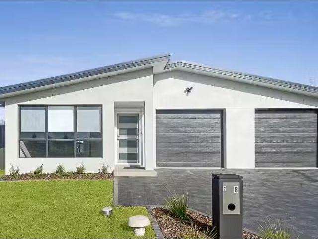2/8 Donnelly Cr, Goulburn House for rent Listed by Erin Rivet.