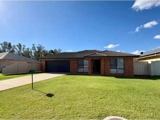 28 Golf Club Drive, Leeton House for rent Listed by Tegan Pap.