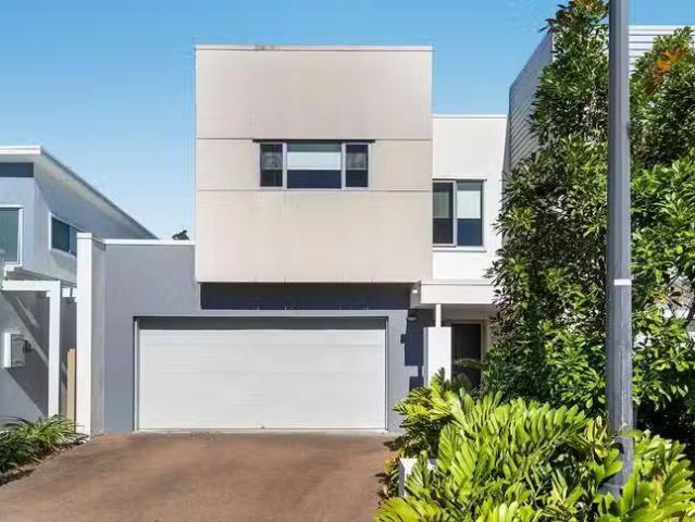 28 Halyard Crescent, Hope Island, QLD 4212