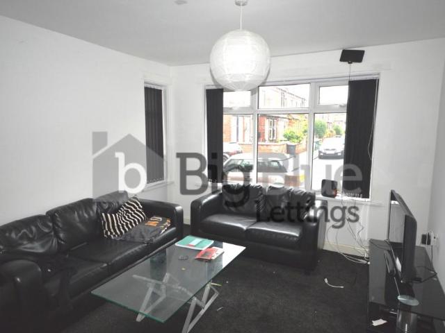 28 Mayville Terrace, Hyde Park, Leeds. 3 bed townhouse to rent £1,300 pcm £300 pw