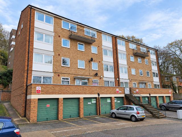28 Moulton Rise, Luton LU2, 2 bed flat to rent, £1,250 pcm | PrimeLocation