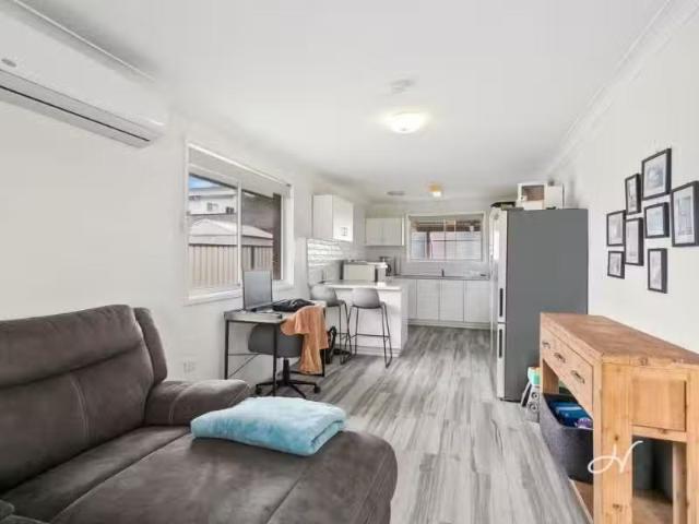 28 Rose Avenue, Albion Park Rail House for rent Listed by Pau.