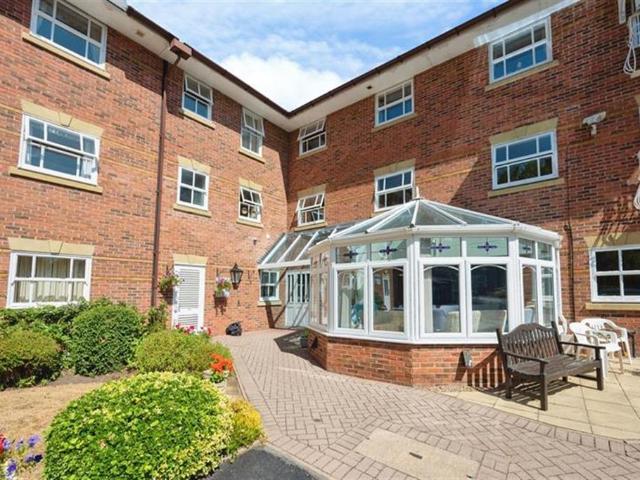 28 Rowan Court, Worcester Road WR9 2 bed retirement property to rent £3,878 pcm £895 pw