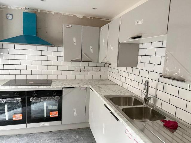 28 St Andrews Square, Hastings TN34 6 bed house of multiple occupation to rent £825 pcm £190 pw