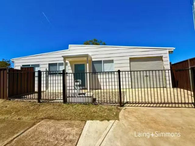 28a Discovery Ave, Willmot House for rent Listed by Maddyson.