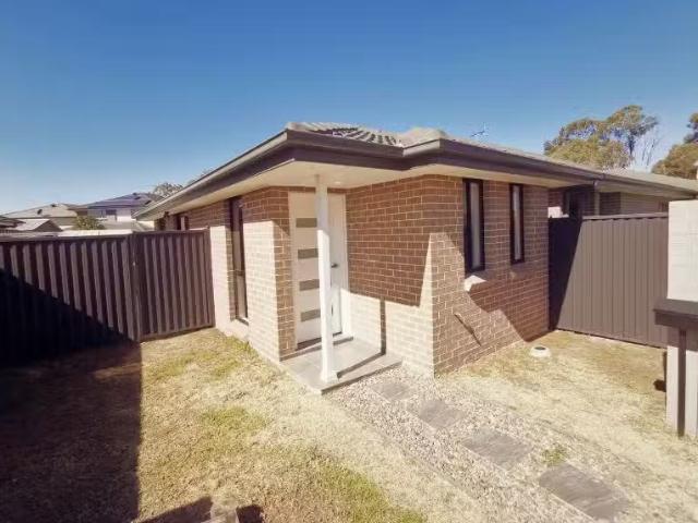 28A Summerland Crescent, COLEBEE House for rent Listed by Bro.