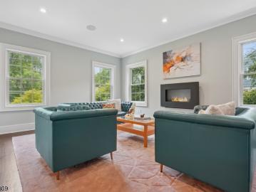 290 Long Hill Dr