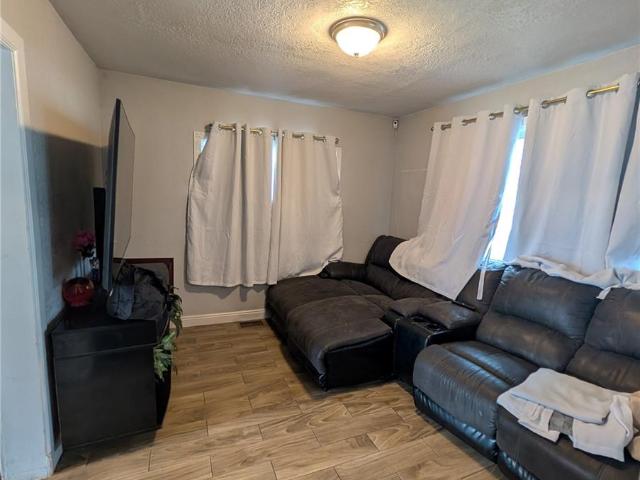 2912 W Short Place