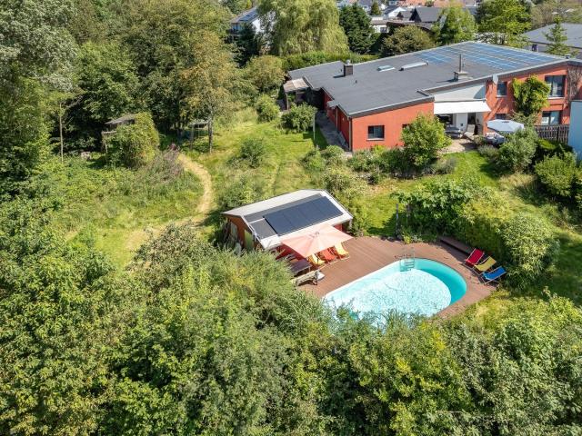 291 m² Wohnen auf einer Ebene mit Einliegerwhg. | 2.464 m² Naturidyll | Pool, Sauna & Ortsrandlage