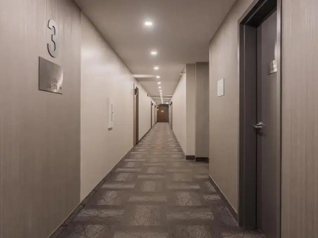 2929 VICTORIA — 5 ½