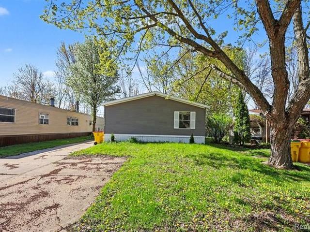 29656 Jamestown Dr, Chesterfield Township, MI 48051