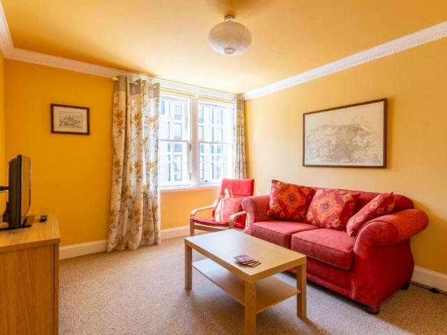 2961L Potterrow, Edinburgh, EH8 9BT 1 bed flat to rent £1,120 pcm £258 pw