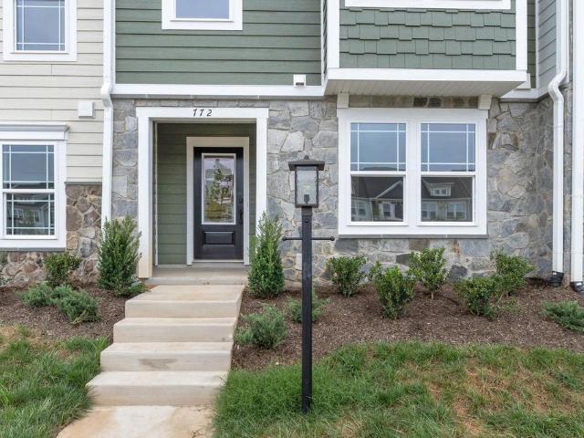 296 Crowninshield Ct