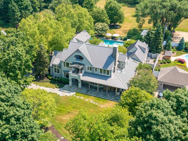 2975 Lakeshore Drive