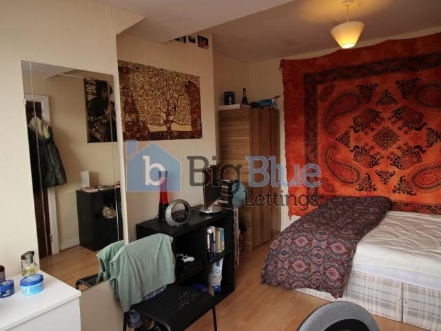 29 Chestnut Avenue, Hyde Park, Leeds LS6 7 bed terraced house to rent £3,943 pcm £910 pw