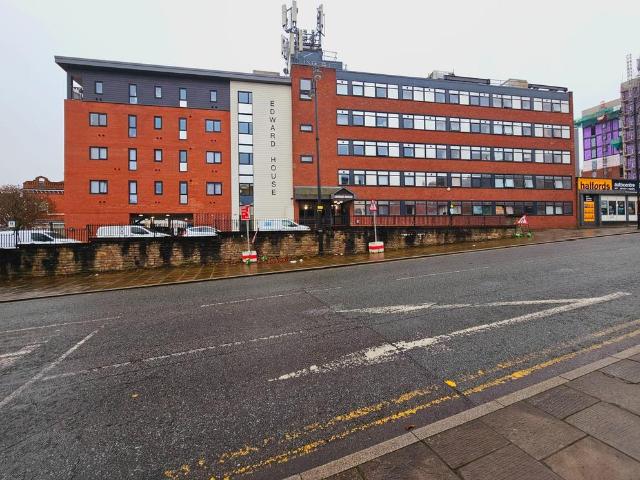 29 Edward House, Edward Street. 2 bed flat to rent £1,000 pcm £231 pw