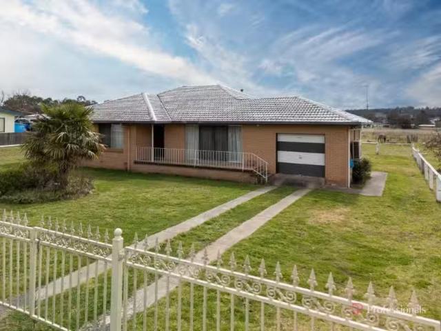 29 Grafton Road, Armidale House for rent Listed by Property M.