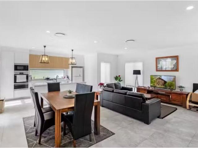 29 Mc Girr Avenue, The Entrance Townhouse for rent Listed by.