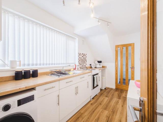 29 Queensfield, Fairford, GL7 4JP 3 bed terraced house to rent £1,450 pcm £335 pw