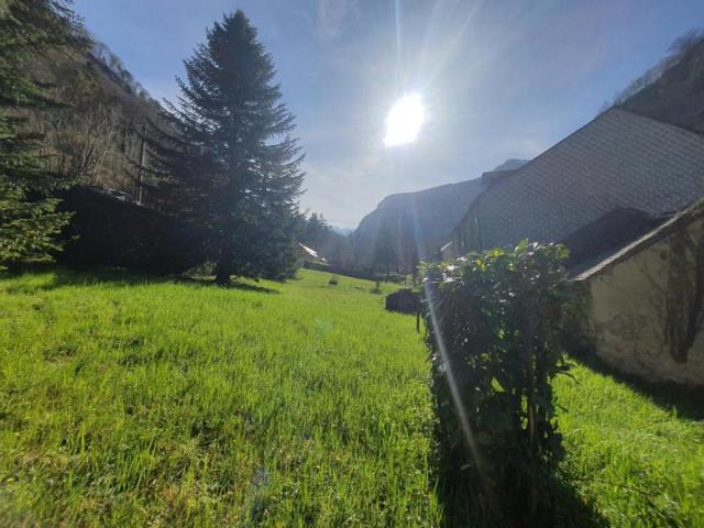 2 maisons avec jardin, une grange et un terrain
