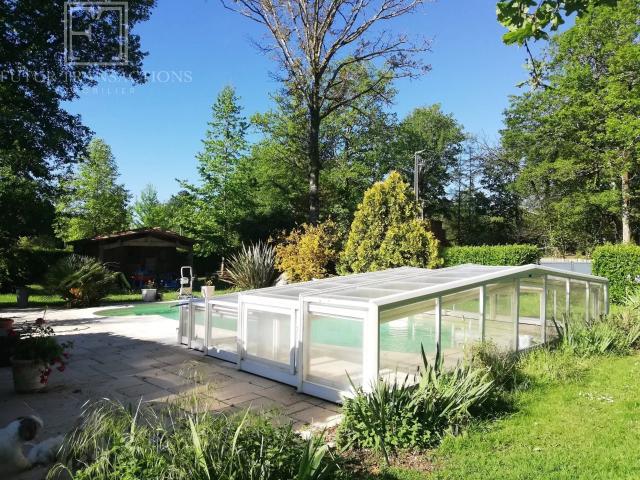 2 maisons avec piscine couverte 227m² Saint Estèphe