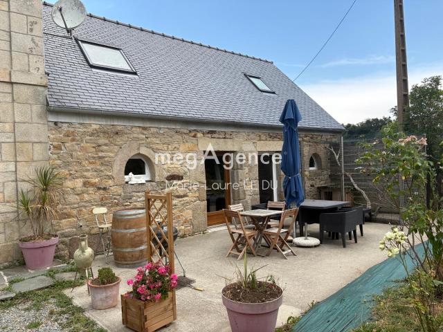 2 Maisons de caractere avec hangars sur terrain 18500m² environ